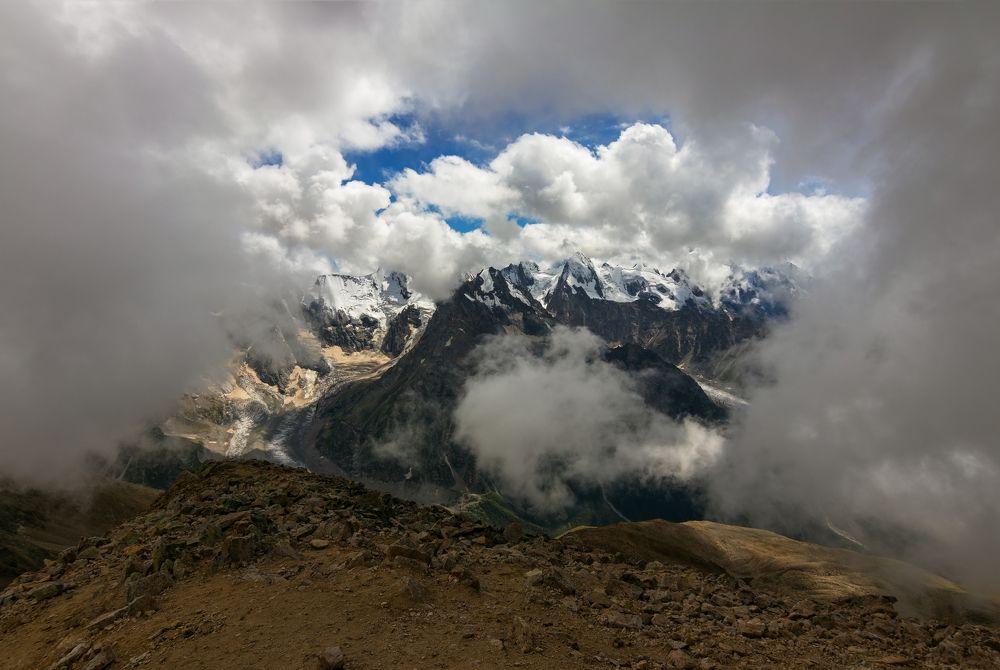 вокруг тебя весь мир кружит....