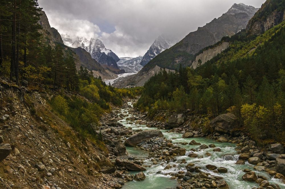поет не смолкая горная река...