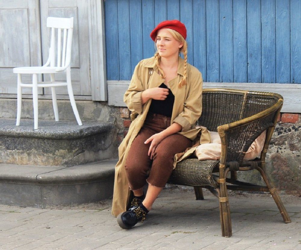 На крылечке.