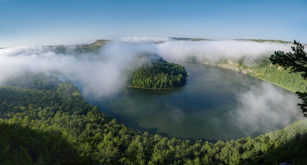Последние клубы тумана над водохранилищем