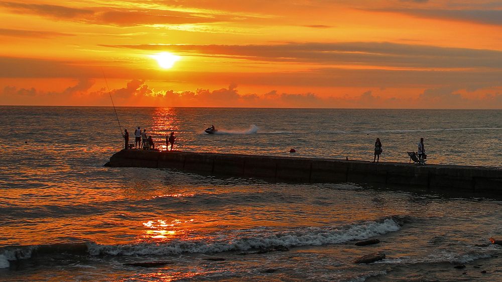 Штормовое предупреждение на всём Побережье...