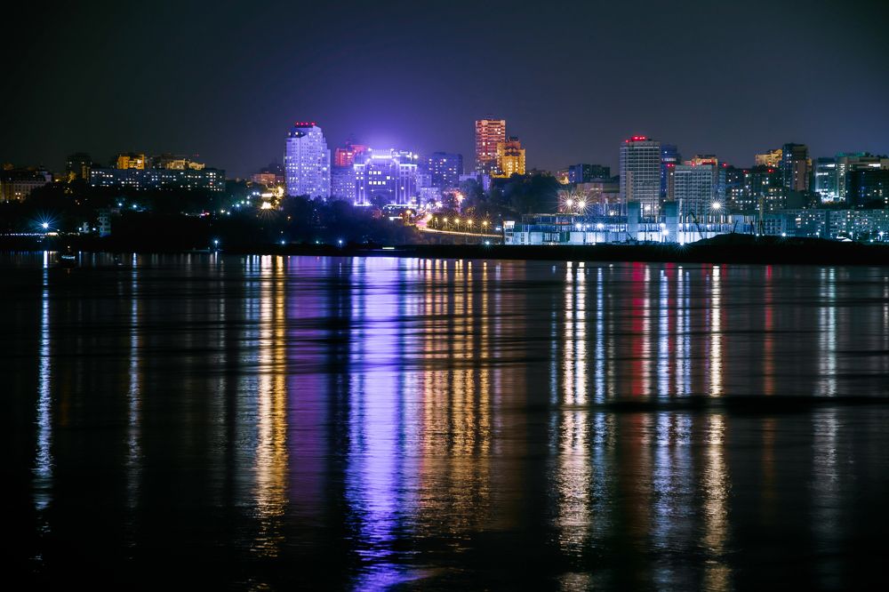 Отражения ночного Хабаровска в водах р.Амур.