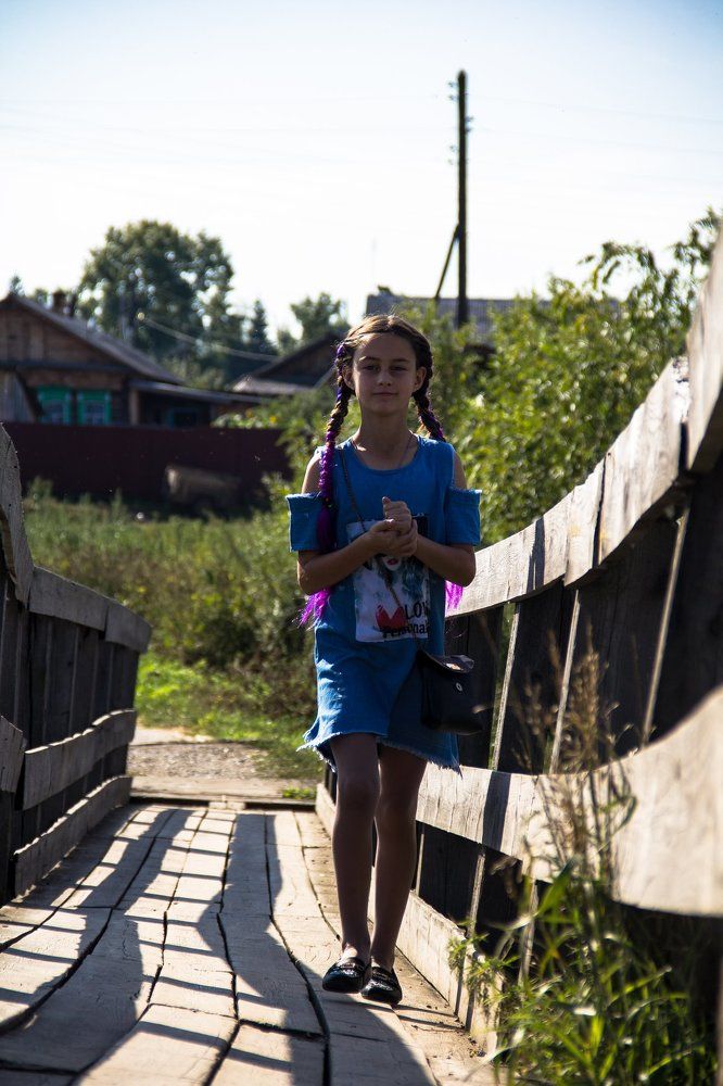 Девочка на мостике