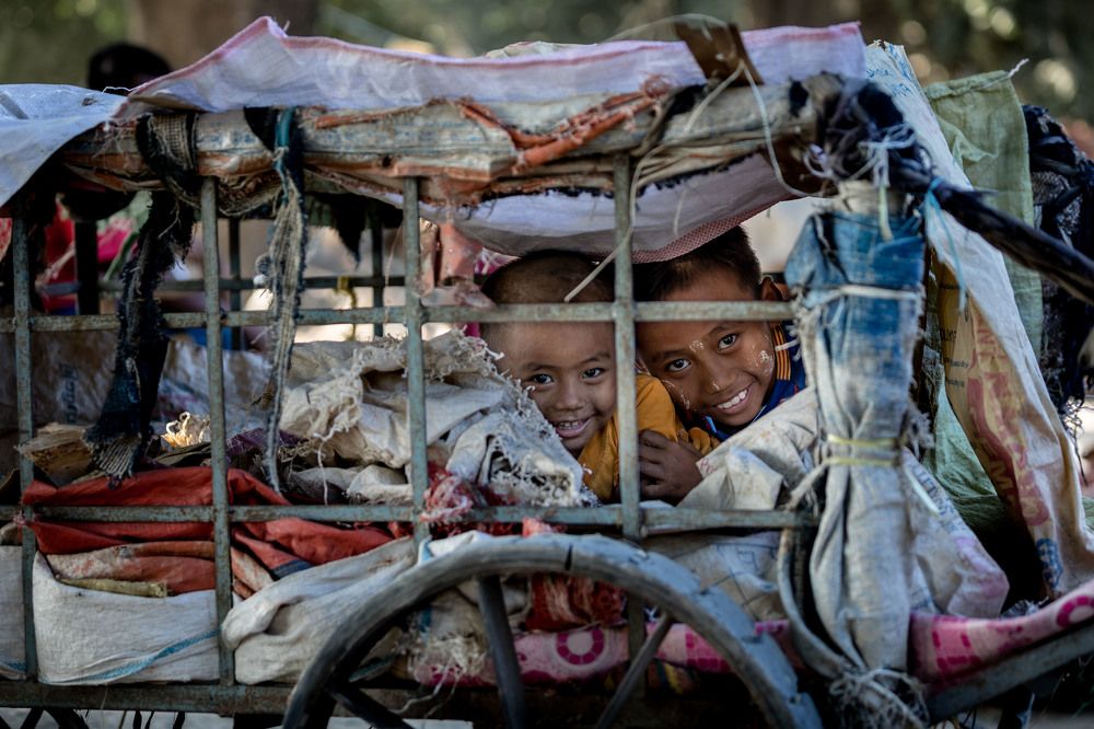 Бирманские дети в повозке