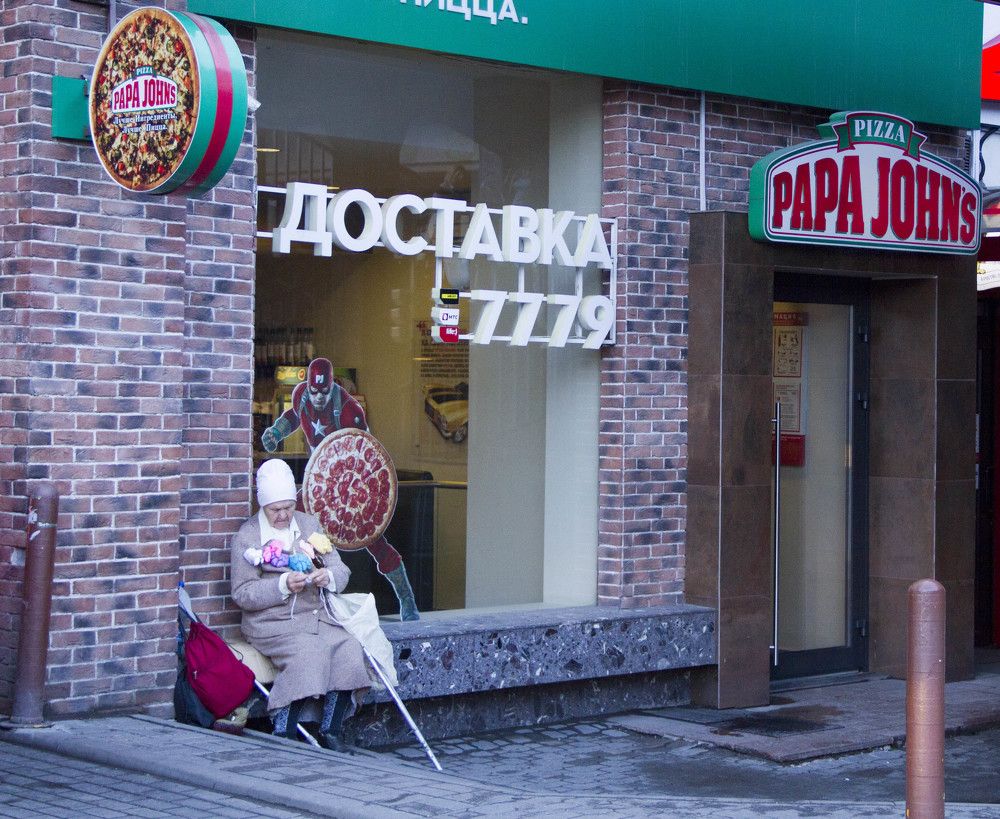 И у папы Джонса есть бабушка.