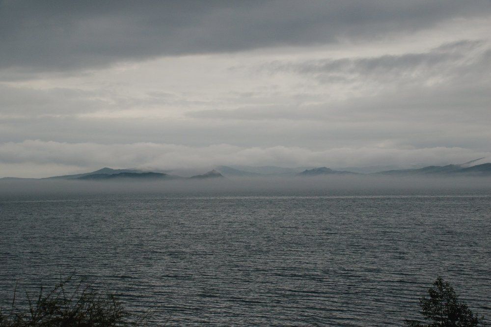 Туманное утро на озере Байкал