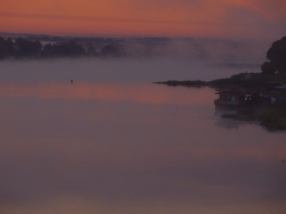 Поплыли туманы над рекой