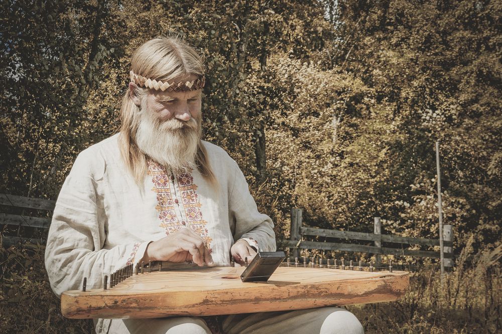 Сказочный дед - гусляр