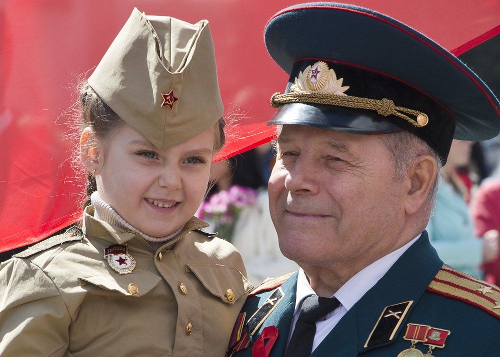 Дед с внучкой