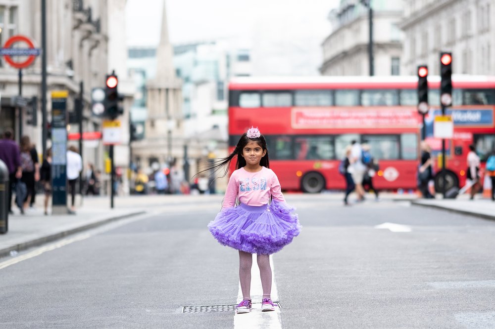 Маленькая девочка в большом городе