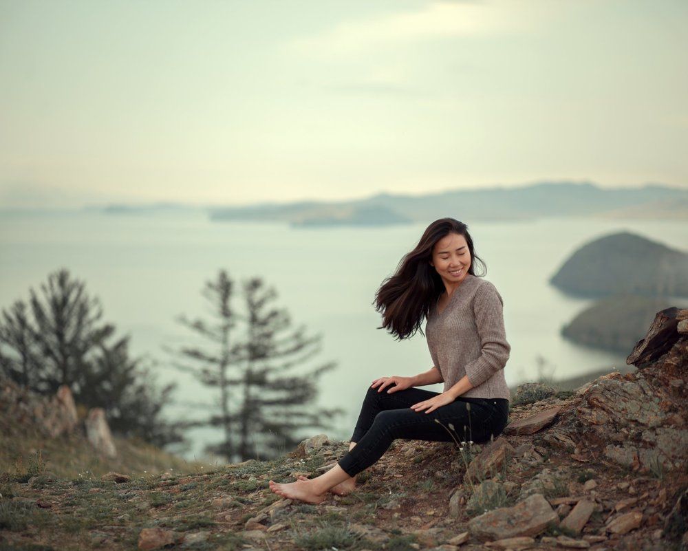 Девушка на берегу Байкала.