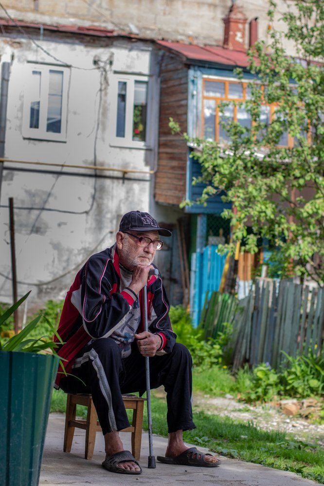 Возле дома.