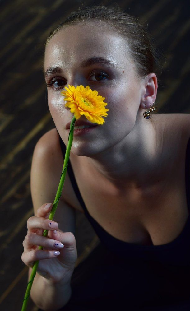 Женщина и цветок