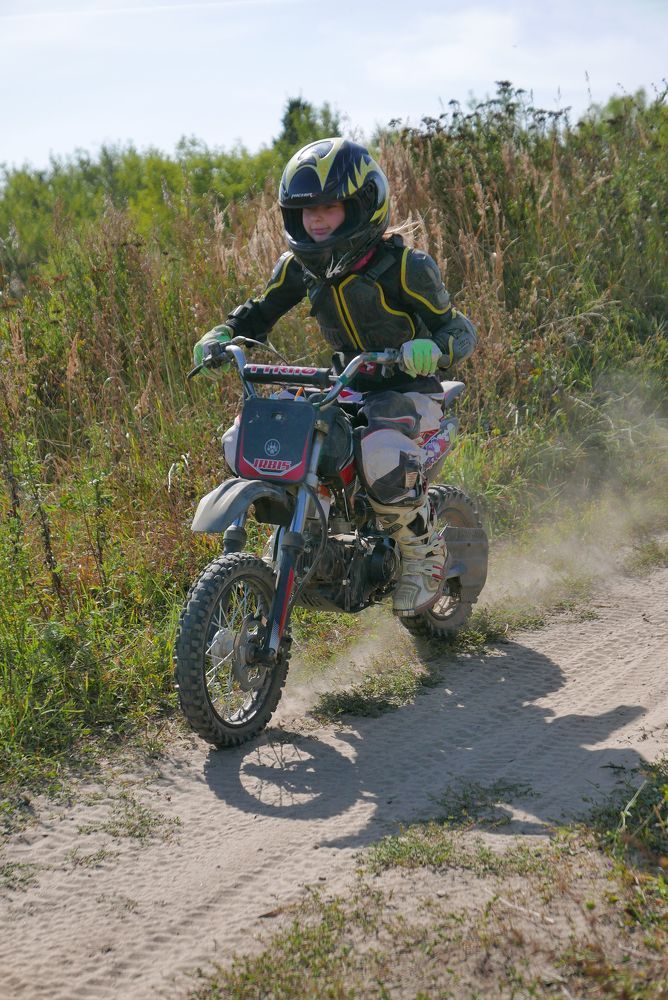 Юная мотогонщица