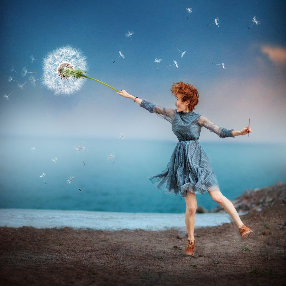 Девушка в с одуванчиком