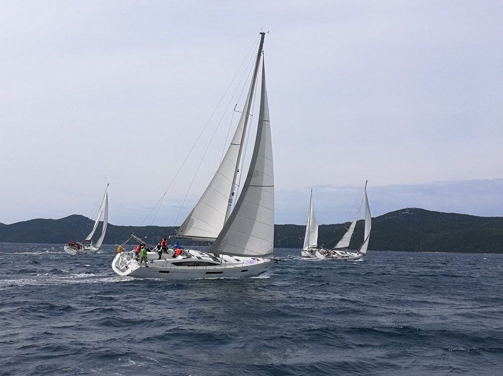 Под парусами