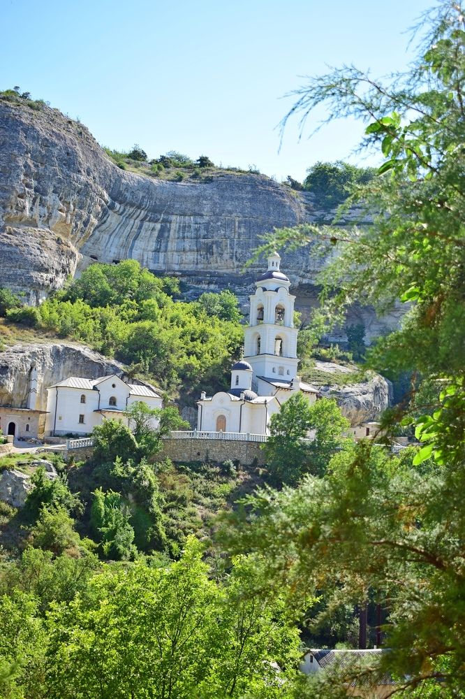 Храм среди скал