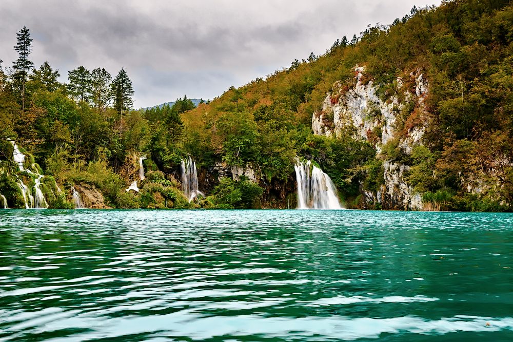 Водопад «Veliki slap» на озере Козяк, парк Плитвицких озер
