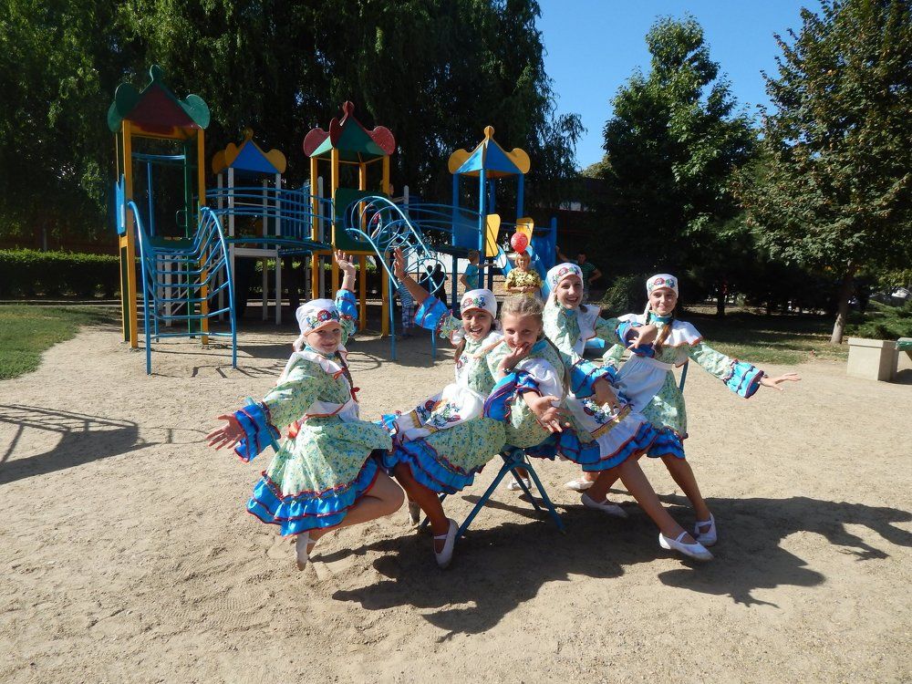 Задорные  девчата.