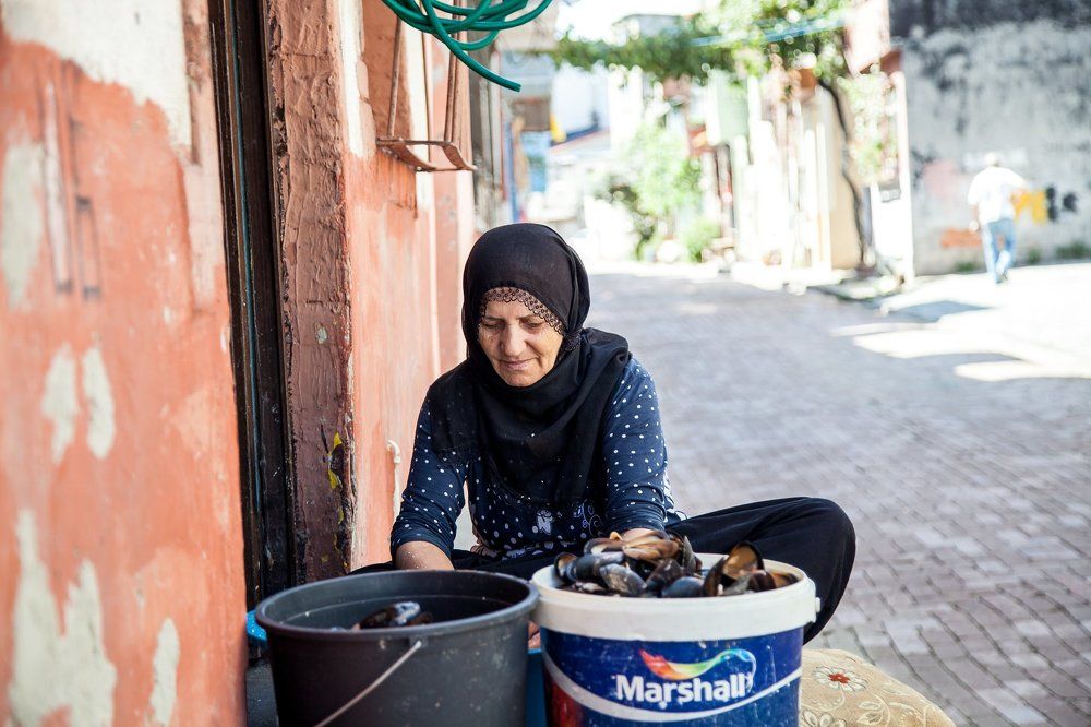 Стамбул. Женщина моет ракушки.
