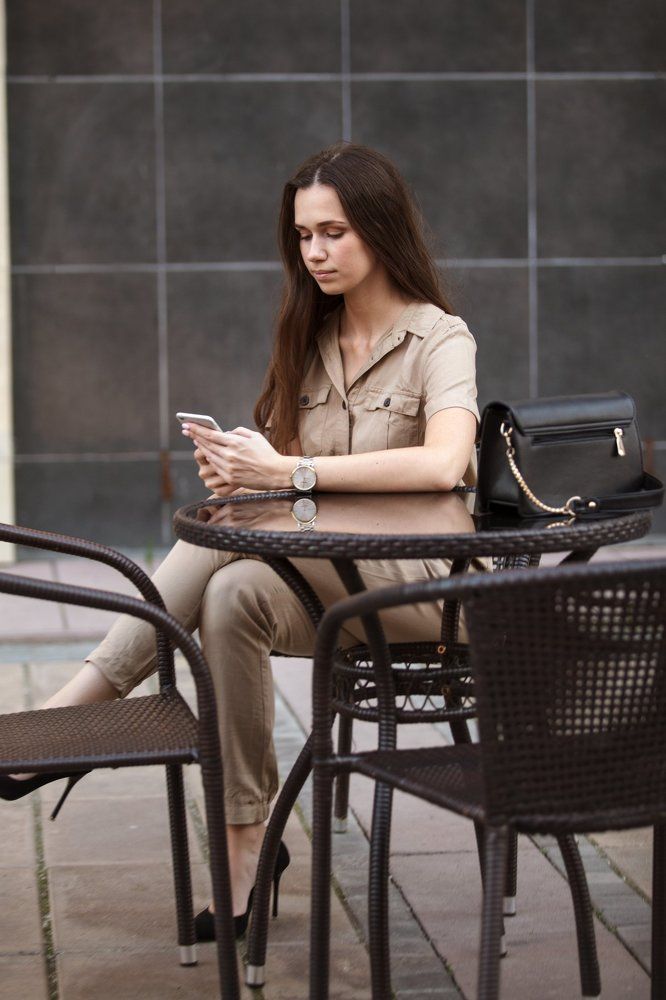девушка с телефоном