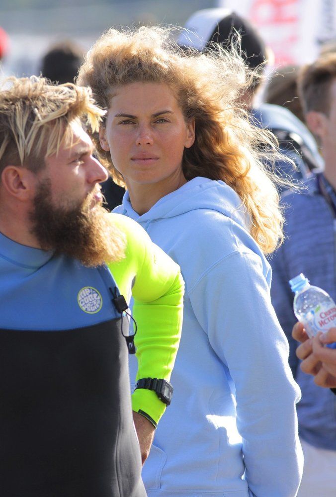 Девушка сёрфер