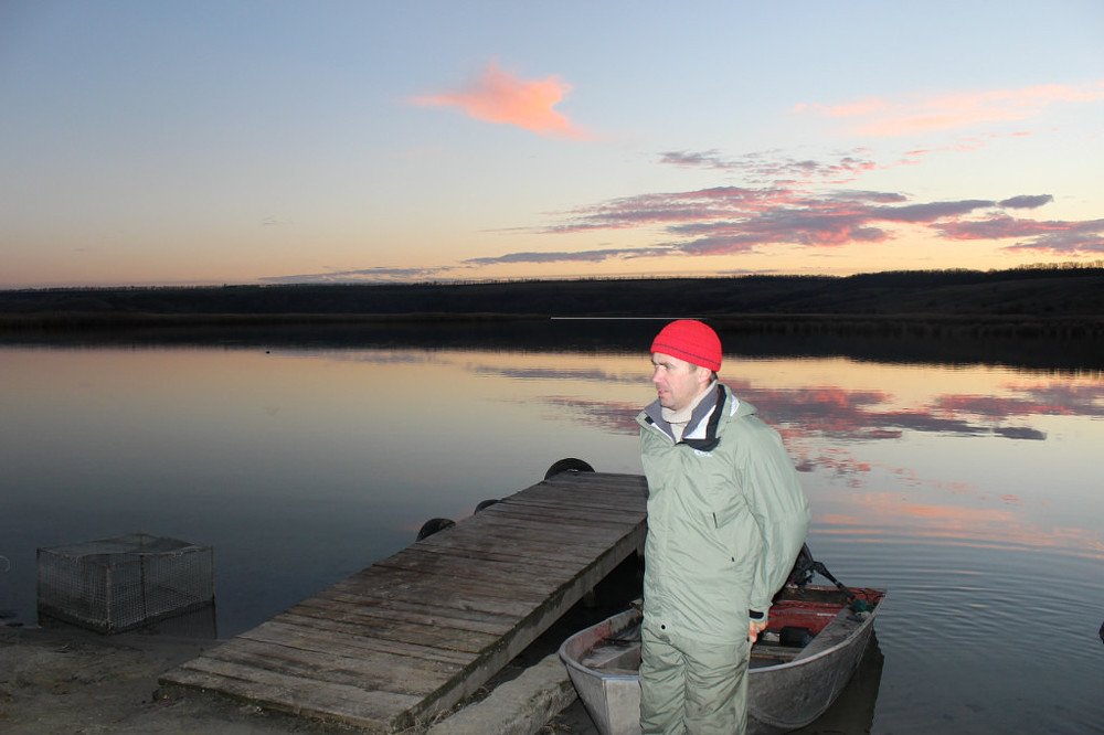 На озере в ожидании хорошей рыбалки