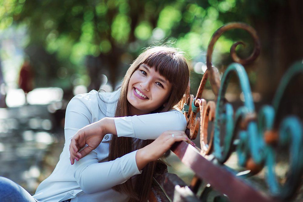 В парке на скамеечке