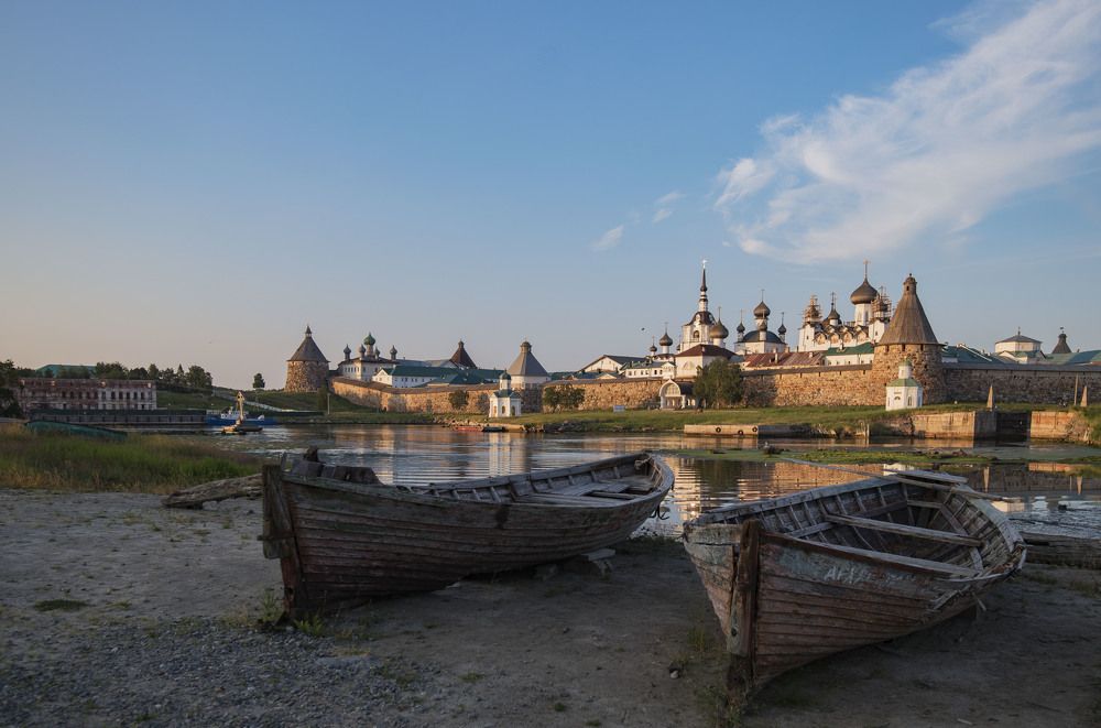 У стен монастыря