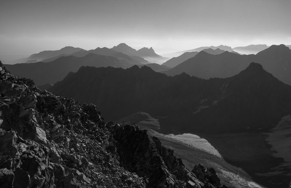 вершин далеких очертания....