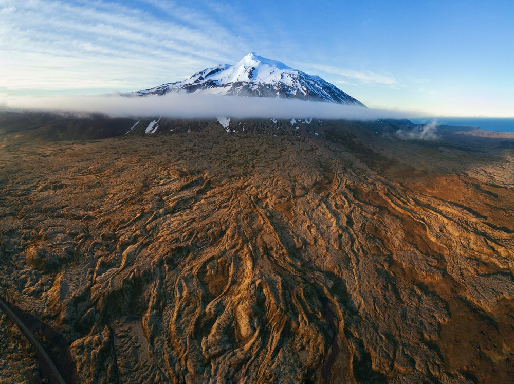 Вулкан Снайфельдльс со своими лавовыми щупальцами.