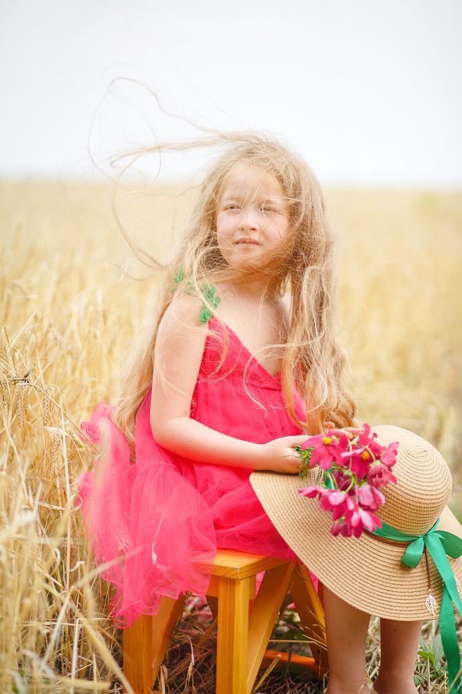 Лёгкой ванилью и ветром полей пахнут волосики, щёчки и ручки маленькой девочки, дочки моей.
