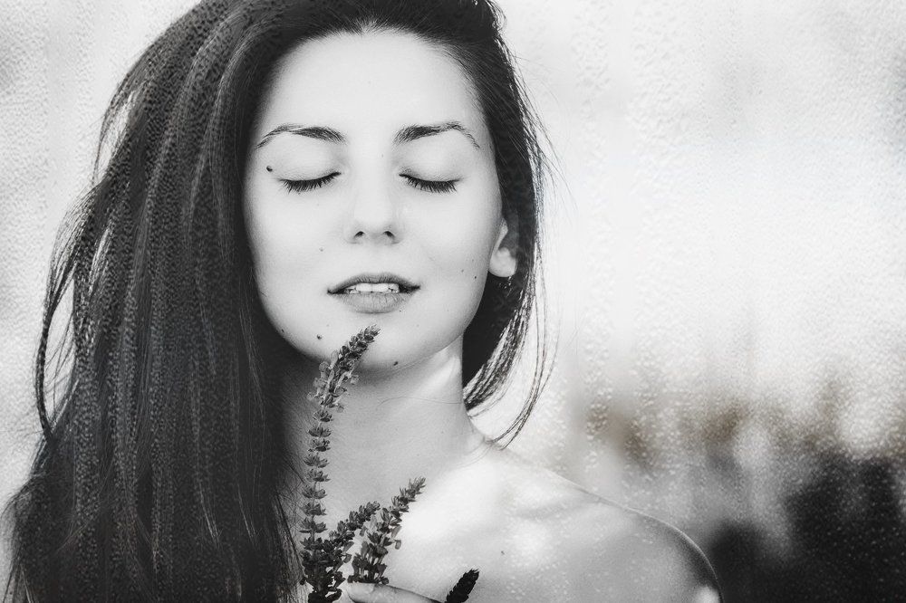 А тишь-то какая! А свет-то какой!​ Все в мире невзгоды ушли на покой,​ И стало не страшно, и стало легко,​ За счастьем не надо идти далеко.​ Оно не жар-птица — снегирь на снегу.​ Точнее о счастье сказать не могу.​