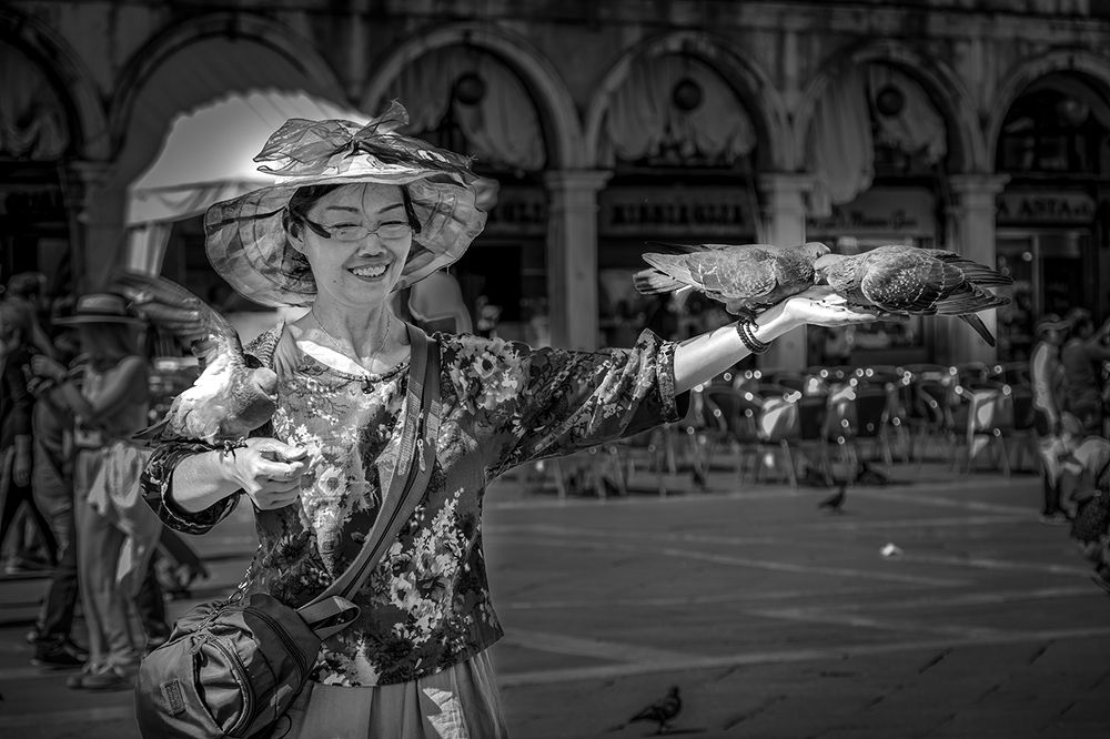 туристка с голубями