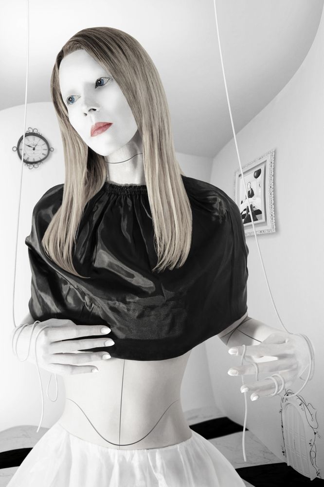 Alice, life is what you decide: trapped