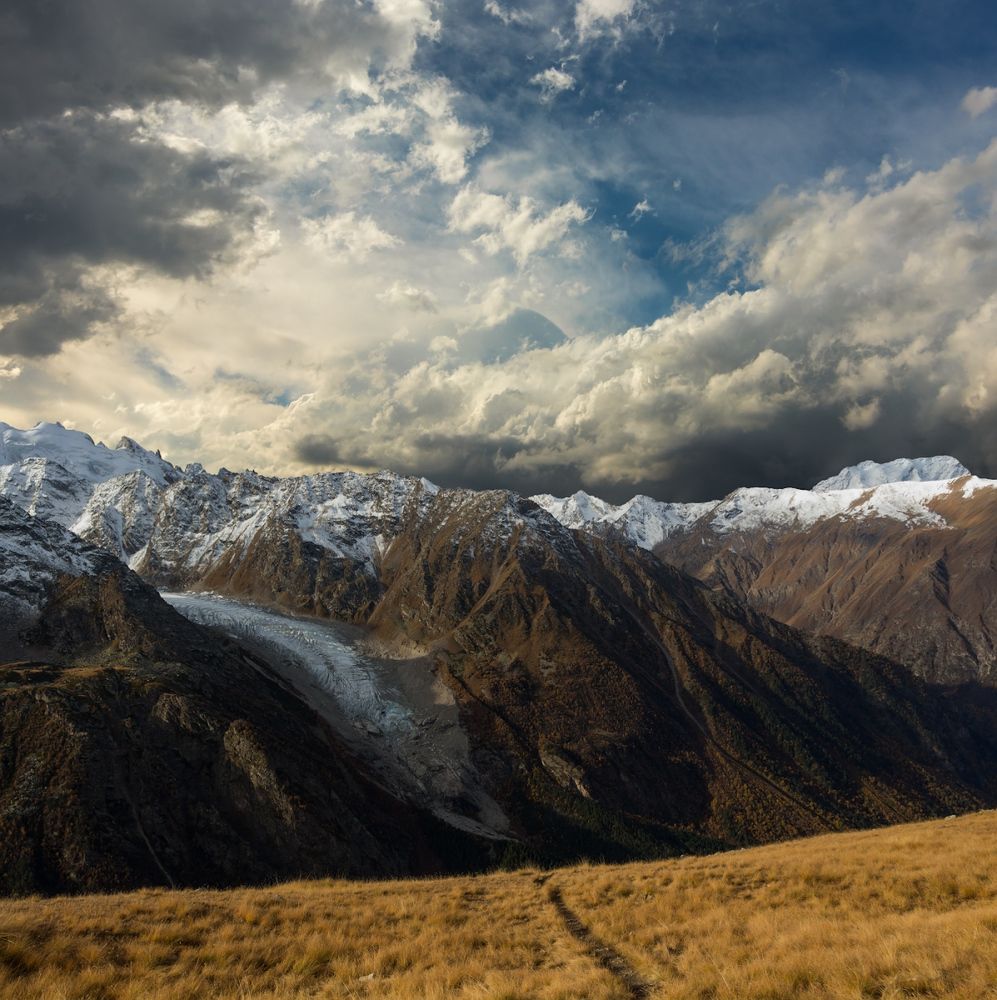 и небо над горами потемнело...