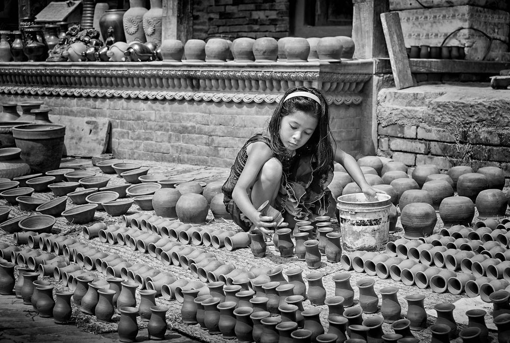 Девочка и ее глиняные горшочки.