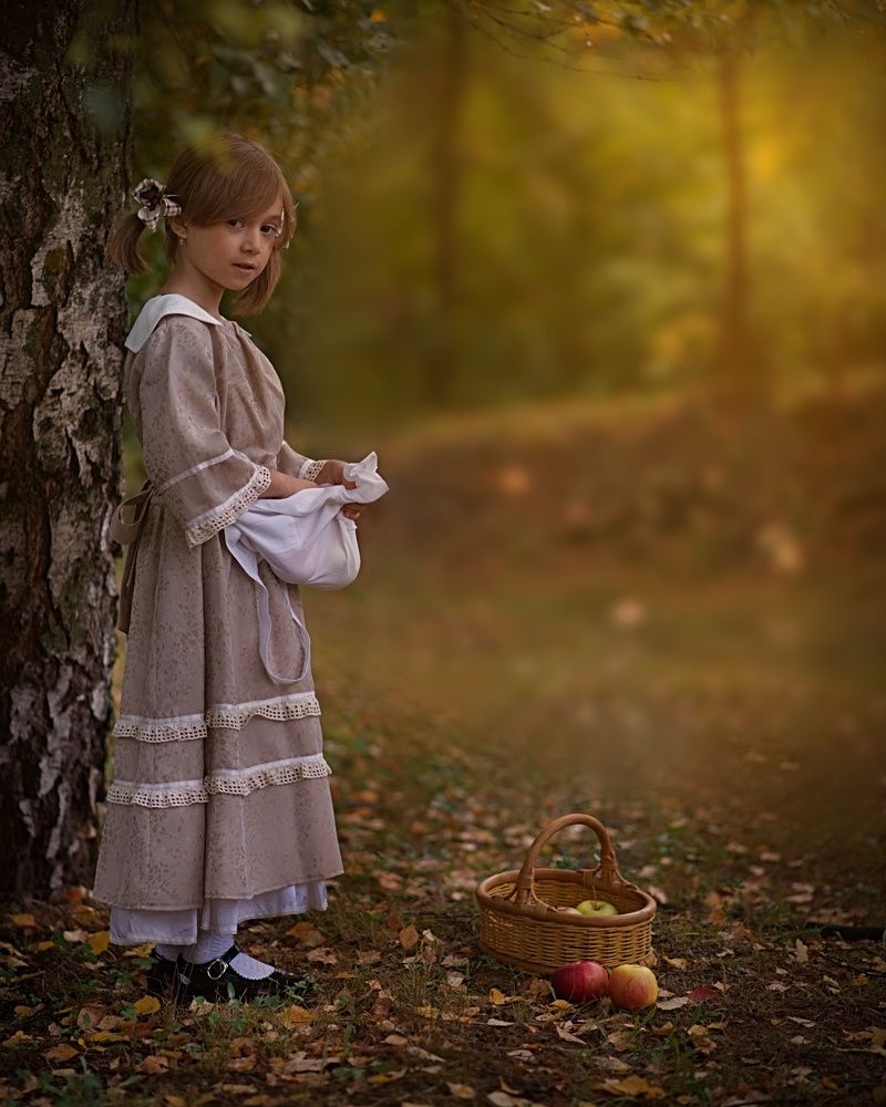 Девочка с яблоками