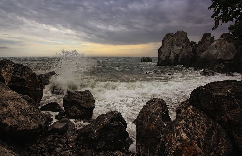 У брега штормовые волны...