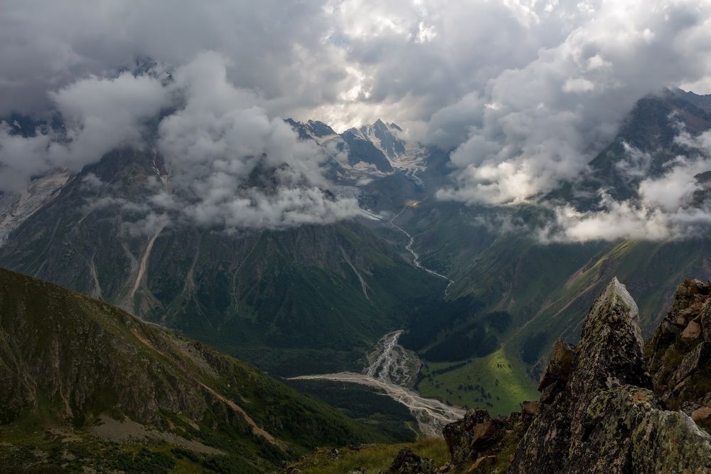 укрываясь в облаках...