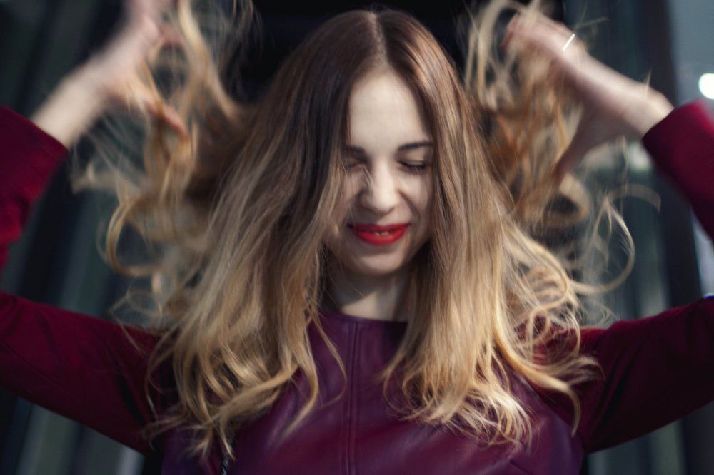 А волосы твои летают...