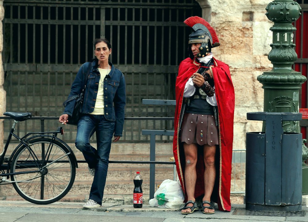 - О, милая моя Джульетта, мне лично Цезарь зарплату завтра обещал!... Всю, до копья!