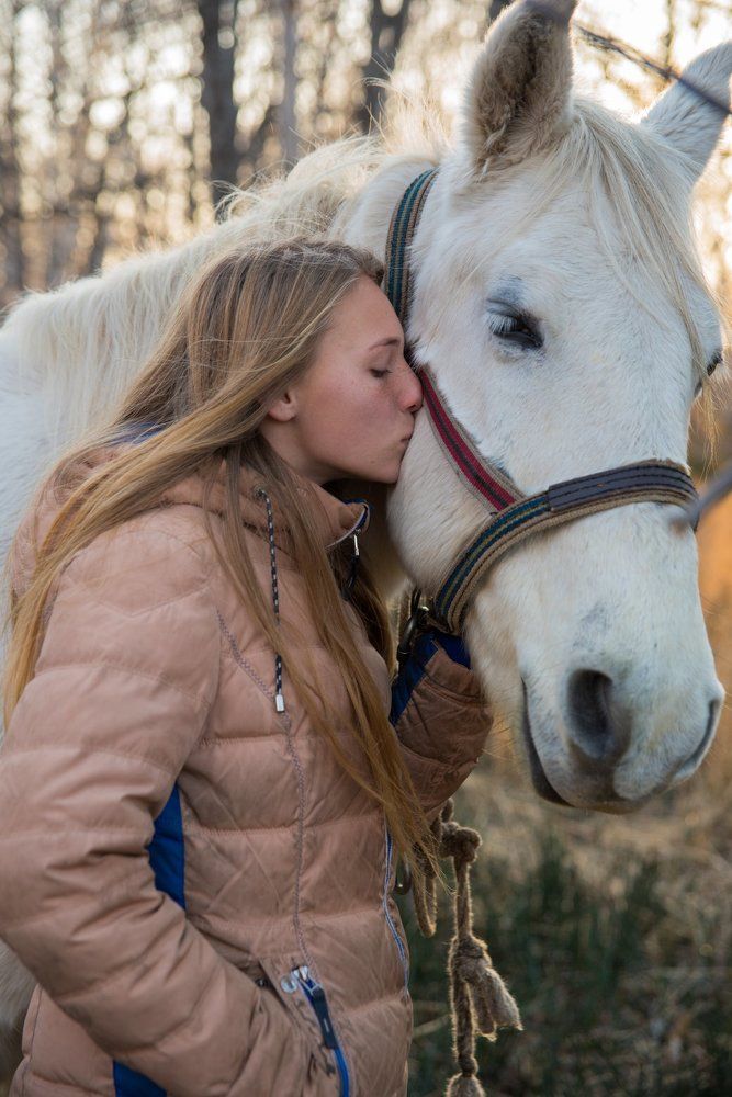 девушка и лошадь