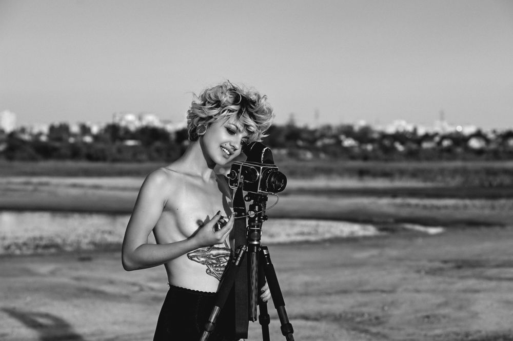 Модель с фотокамерой