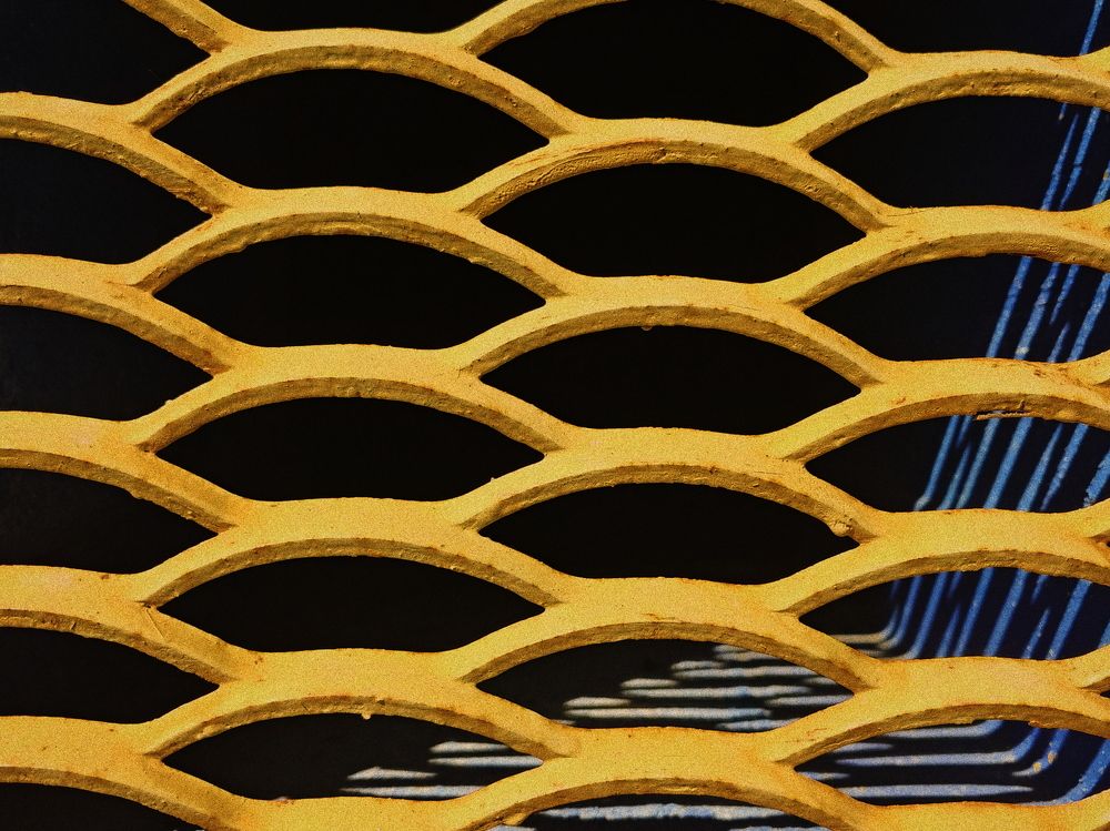 За решеткой