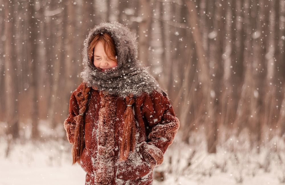 Поля поймала снежок