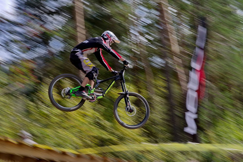 ВОТ КТО-ТО С ГОРОЧКИ СПУСТИЛСЯ...