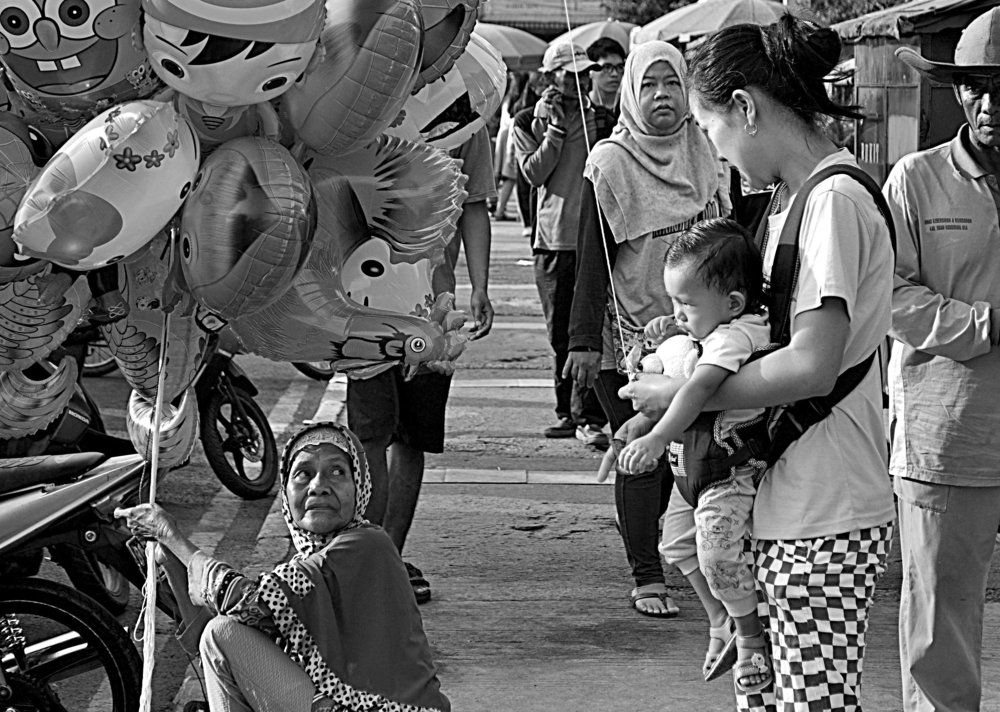 Old lady balloon seller