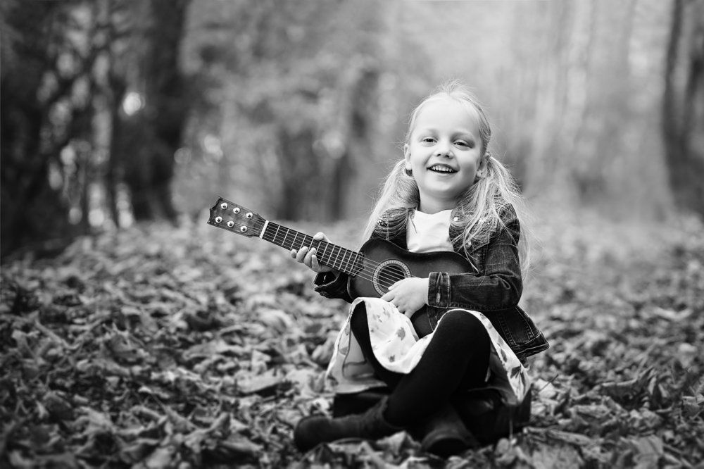 девушка с гитарой