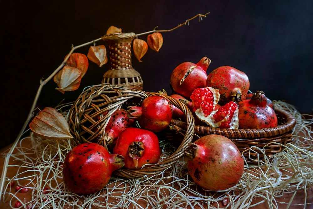 Натюрморт с гранатом.